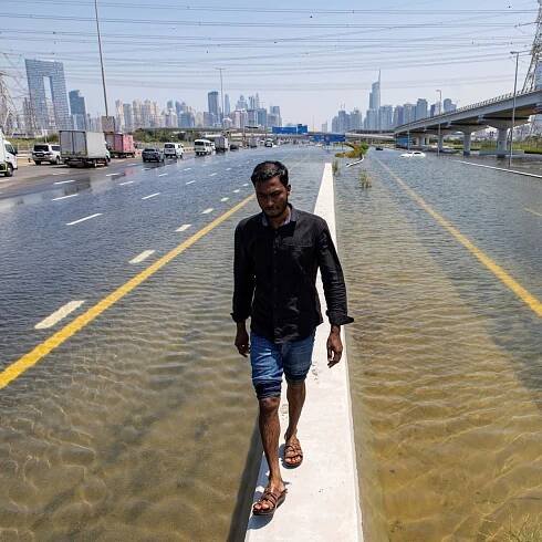 Z letiště v Dubaji se po povodni opět létá, lety ale budou mít zpoždění
