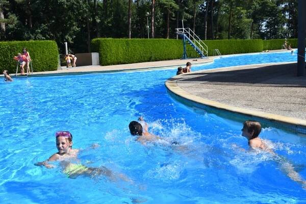 Druhé kladenské koupaliště má otevřeno. V Bažantnici je skluzavka i občerstvení
