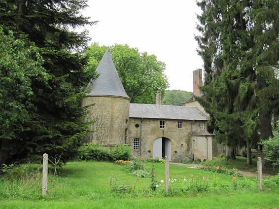 Súbor:Château de Gruyères vue Ouest 1 Gruyères Ardennes France.jpg