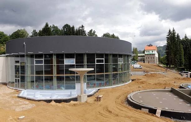 Termální park ve Velkých Losinách v srpnu otevře. Takto to tam teď vypadá