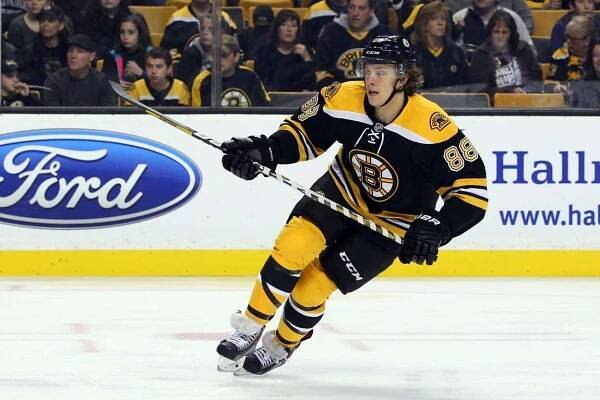 Povedený vstup do NHL Pokud se neprosadí v zámoří, vrátí se do Švédska. Tak byly rozdány karty. David Pastrňák se ale v přípravě na svou první sezonu v NHL zranil a vynechal důležitá utkání. Boston ho přesto do Evropy neposlal a „uklidil“ ho na farmu do Providence. Tam si Pastrňák vedl znamenitě, v 25 duelech si připsal 28 (11+17) kanadských bodů, v bilanci plus/minus se dostal na číslo +12 a řekl si o povolání do Bostonu. Během premiérového ročníku nakonec odehrál v NHL 46 zápasů ve kterých nastřádal do statistik 27 bodů za deset gólů a 17 asistencí. Skvěle nastartovanou kariéru mu však v další sezoně zbrzdilo zranění. Odehrál 51 utkání s bilancí 15 vstřelených gólů a 11 nahrávek.