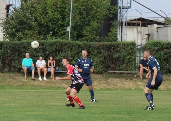 Fotbalisté Němčic (v černém) v 5. kole okresního přeboru OFS Kroměříž porazili Břest 4:0.