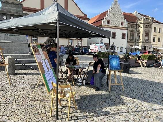 Benefiční akce v Táboře spojila umění s pomocí. Lákala malé i velké tvůrce