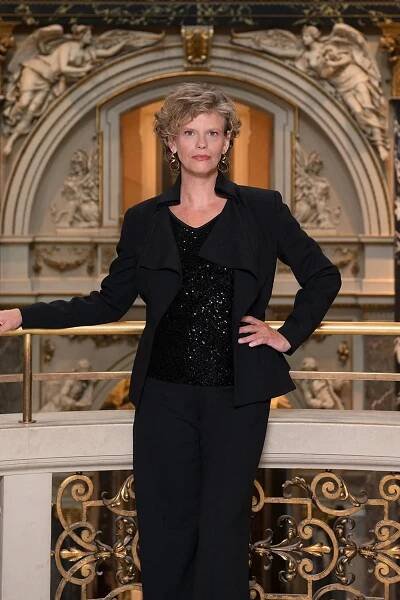 Eigentlich ist Sabine Haag nur Halb-Vorarlbergerin. Ihr Vater ist nämlich Wiener, aufgewachsen ist sie aber im Westen. Und das prägt, findet die Direktorin des Kunsthistorischen Museums: „Ein Vorarlberger bleibt immer Vorarlberger.“ Was macht aber einen Vorarlberger aus?  „Die Mentalität ist sehr spezifisch, wir sind ja auch der Schweiz, Deutschland, Liechtenstein und Italien viel näher als Wien.“ Das berühmte wienerische Raunzen sei den Vorarlbergern zum Beispiel fremd. Man sei vielmehr leistungsbezogen, habe Handschlagsqualität – „aber auch eine gewisse Reserviertheit gegenüber anderen. Wir sind nicht gleich Freund mit jedem“.