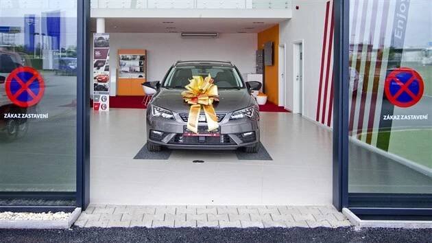 Předání nového auta v pražském autosalonu Seat