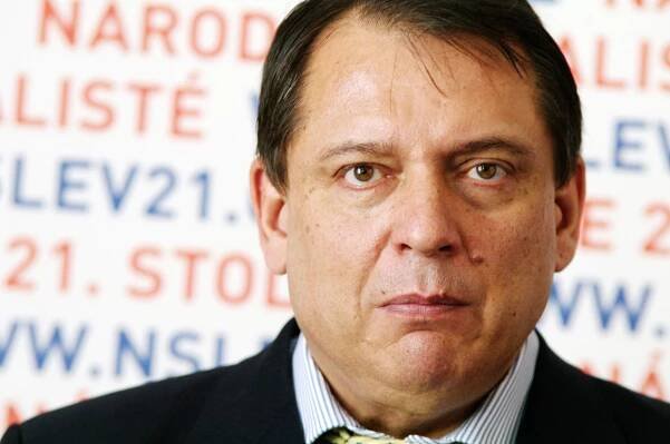 Paroubek v majetkovém přiznání poslanců zatajil příjem 3,5 milionu