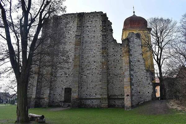Areál nedostavěného chrámu Panny Marie a bývalého kláštera v Panenském Týnci.