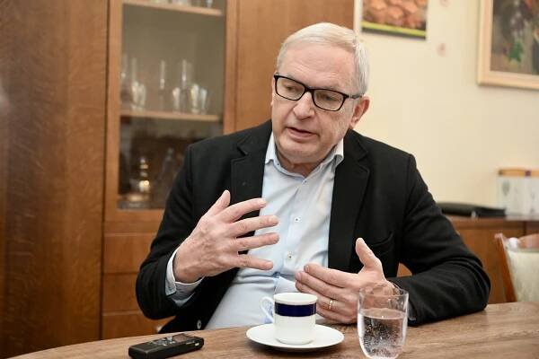 Senátor Smoljak: Je normální, že jsou politici se zpravodajstvím ČT nespokojeni