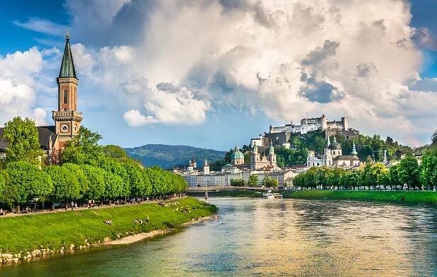 Taxi, minibus transfery mezi letištěm Praha a Salzburg
