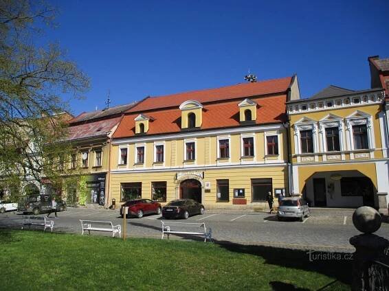 Náměstí Československé armády čp. 49 (Jaroměř, 22.4.2020)