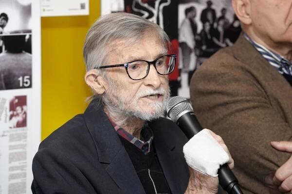 FOTO: Jan Schmid psal i vlastní knížky. – stránka 172