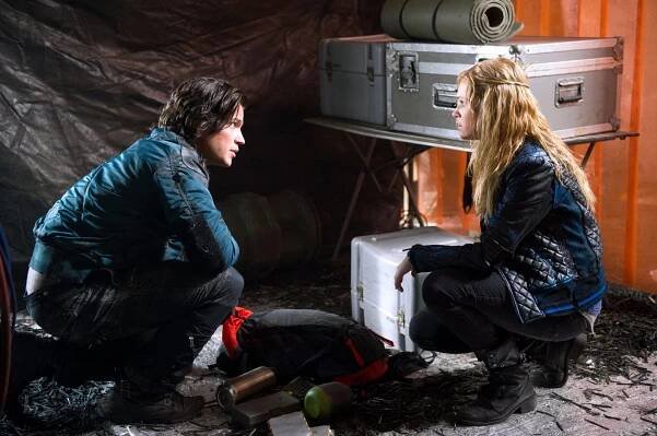 Prvních 100 - Spacewalker - Z filmu - Thomas McDonell, Eliza Taylor