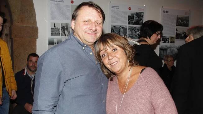 Syn Hrzánové a Holuba je fešák. Jako herec se prosadil v Paříži, působí ale i v kapele se svou mámou