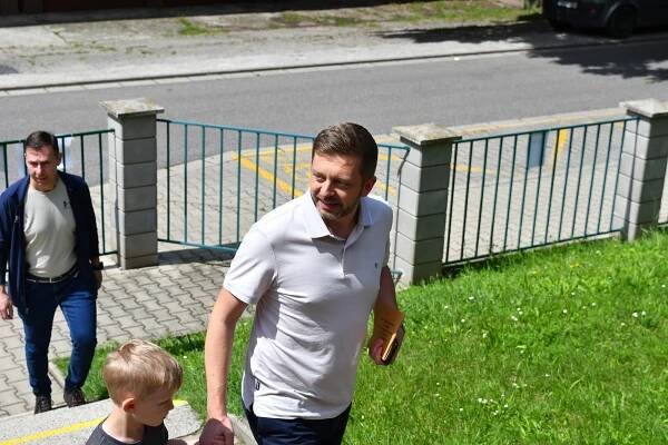 Česko vybírá europoslance. Ministr Rakušan odvolil v Kolíně hned v úvodu voleb