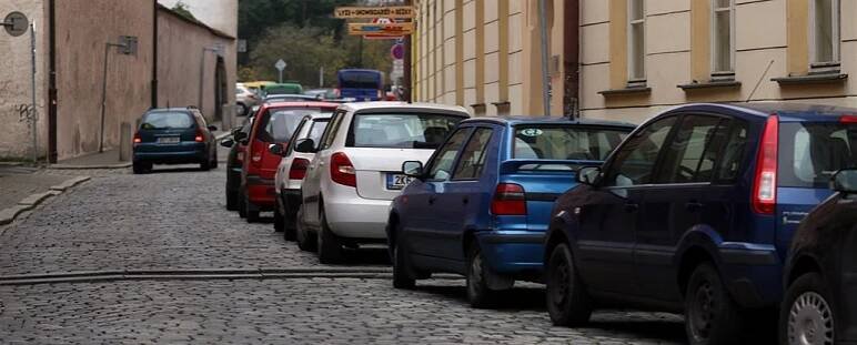 Cheb čeká revoluce v parkování, řidiče překvapí nové značky i jednosměrky