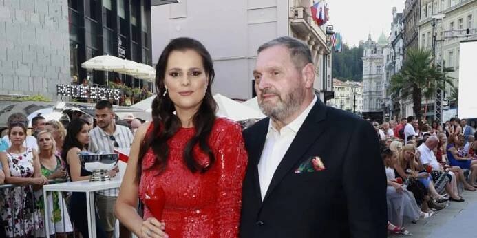 Ornella Koktová s manželem v Karlových Varech