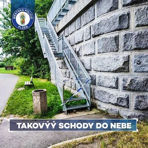 Zloděj ukradl schodiště k vyhlídce na pilíři, začal odspodu a nahoru už nedosáhl