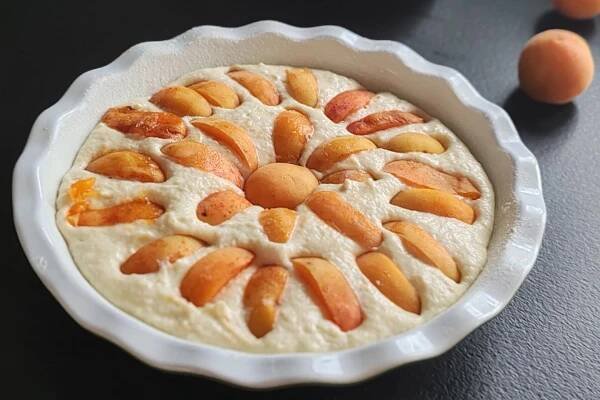 Letní recept: Upečte si meruňkový koláč z jogurtového těsta se skořicovou drobenkou
