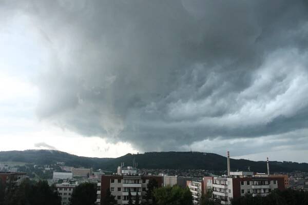 Ve Zlíně sehrály mraky nebeské divadlo. Šlo o nádherný úkaz, říká meteoroložka