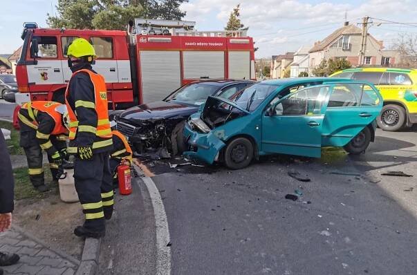 Nehoda tří aut, na místě čtyři zranění | Krimi Plzeň