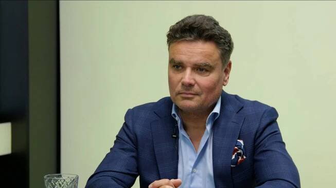 XTV.cz - „Decroix je podvodnice a šméčkařka, kauzu kryjí další kauzou. ČT je barák leváků. Vrací se osmdesátky, budou se stříhat vlasy.“ – Petr Holec