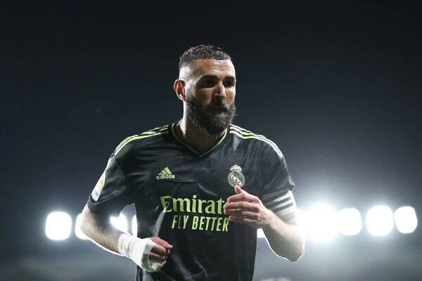 Karim Benzema wins the Alfredo Di Stefano award for the Best Player in La Liga