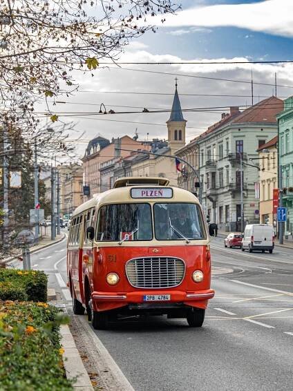 RETRO: Babička tramvaj a děda autobus. Veterány městské dopravy zase vezly lidi