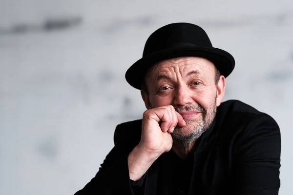 Herectví ke mně patří stejně jako hudba, říká frontman skupiny Vltava Nebřenský