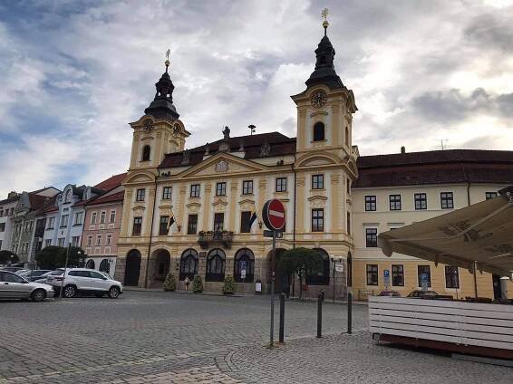 Tip na výlet. Město Písek vás nezklame. Podívejte se na sochy na náplavce