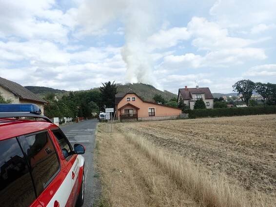Rozsáhlý požár na Berounsku likvidovaly ve třetím stupni i dva vrtulníky FOTOGALERIE | hasici.cz 