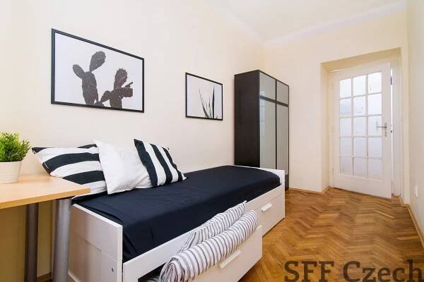 Zařízený pokoj k pronájmu ve sdíleném bytu Praha 7 u metra Vltavská
