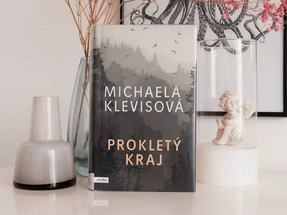 RECENZE: Prokletý kraj - Michaela Klevisová - Knihy a výlety