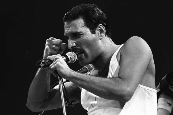 29 let od smrti Freddieho Mercuryho (†45)! Co si slavný film o něm vycucal z prstu?