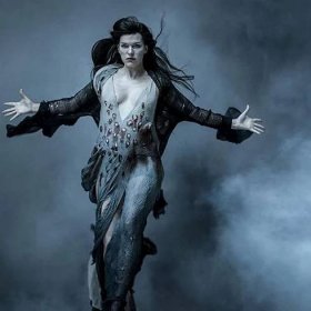 Tam z mrtvých povstala obávaná čarodějnice Nimue (Milla Jovovich), která chce na lidstvo seslat mor.