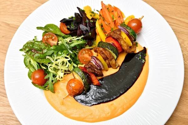 Menu v restauraci Prašád: polévka i vege špíz s batátovým pyré a dortík