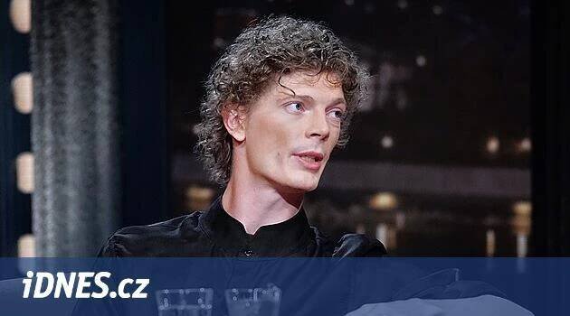 Mít za ženu herečku je výhoda, jsem neúnosný pro normální lidi, říká Petr Uhlík - iDNES.cz