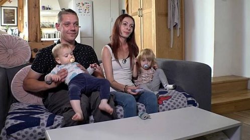 První rodina žije v pražské Libni, kde má pronajatý byt 2+kk. Partneři společně vychovávají děti Viktorku (2) a Vendu (1).