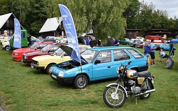 Retrosraz v Kempu Žralok připomněl auta z éry socialismu. Lidé sdíleli vzpomínky