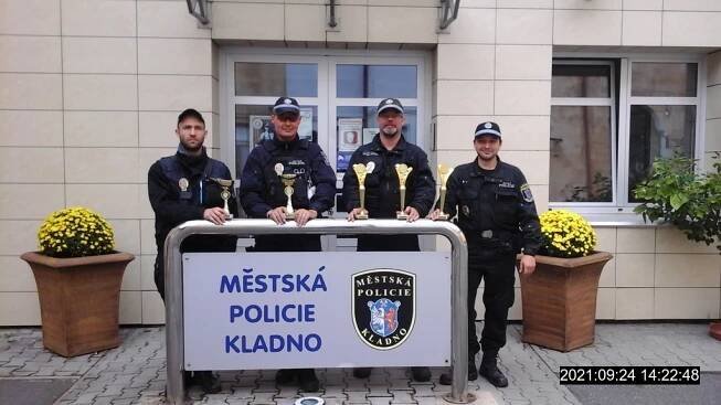 Střelecké družstvo kladenských strážníků přivezlo domů pohár