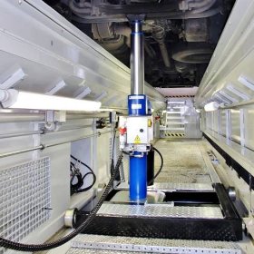 Elektro-hydraulický zvedák Autotech JZ-DJE v montážní jámě