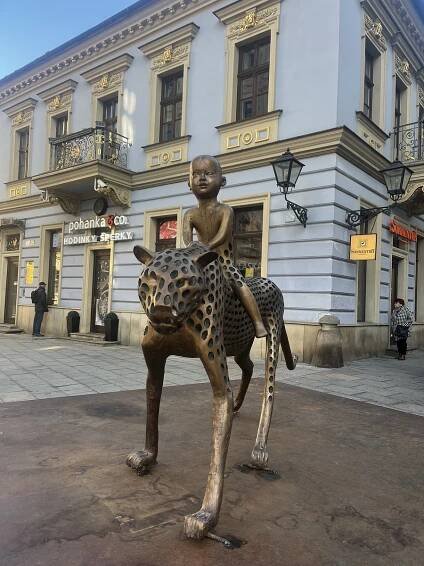 FOTO: Mauglí se v Brně prochází na šelmě. Šilingrovo náměstí zdobí nová socha