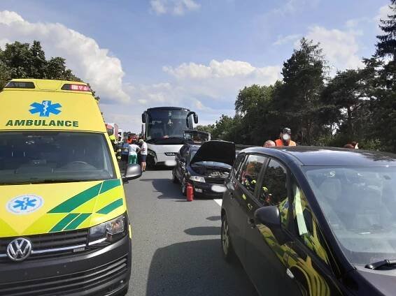 Na dálnici u Mohelnice boural autobus plný dětí, dvě se zranily