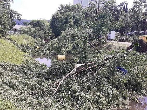 Bouře se ve čtvrtek prohnala i Luhačovicemi, místní mluví o malém tornádu