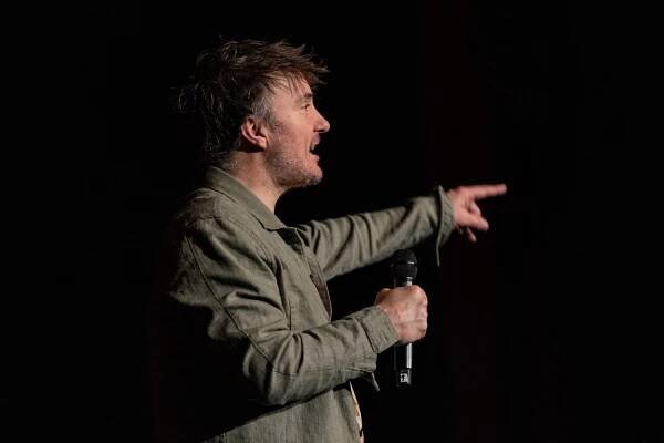 Dylan Moran: We Got This, 4.4.2023, Kongresové centrum Praha | Hudební server FMZine.cz