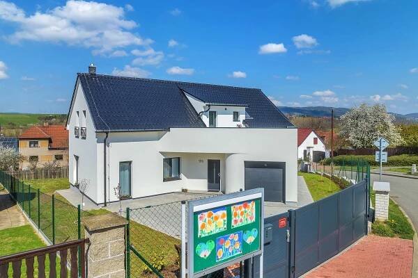 PRODÁNO - Stašov, okr. Beroun - novostavba RD 5+kk (218,25 m2), garáž, dvě – Radek Pajič | Reality Praha