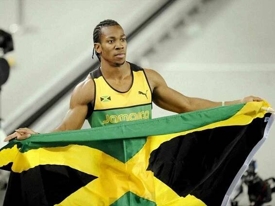Jamajský sprinter Yohan Blake se raduje z vítězství ve finále běhu na 100 m na MS.
