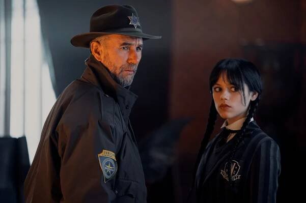 Wednesday - Jako kůl v hřbitovním plotě (S01E02) (2022)