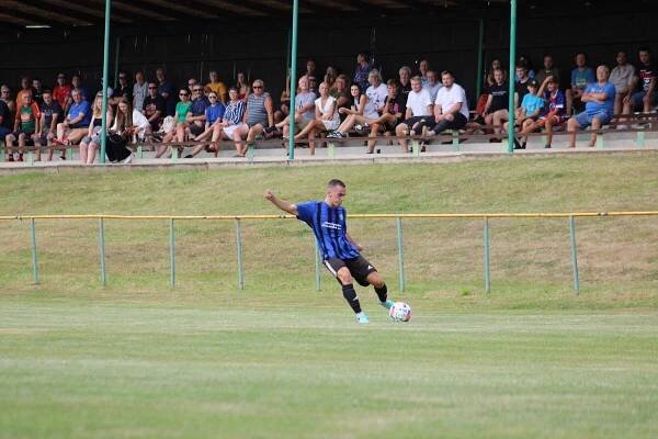 Horažďovice (v modrých dresech) prohrály o víkendu s Chotěšovem (v zeleném) 1:3.