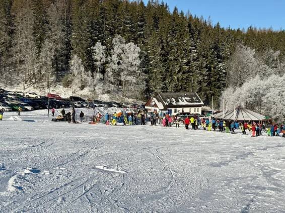 Našli jsme dostupnou rodinnou lyžovačku: V Olešnici v Orlických horách skipas nestojí majlant, děti zabaví třeba i draci