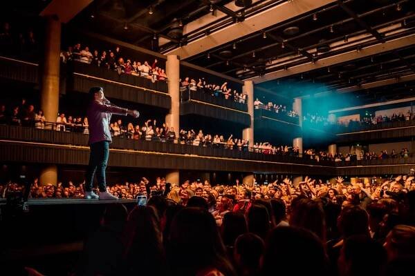 Jan Bendig odehrál ve Foru Karlín svůj dosud největší koncert, mezi hosty nechyběli Leoš Mareš či Monika Bagárová